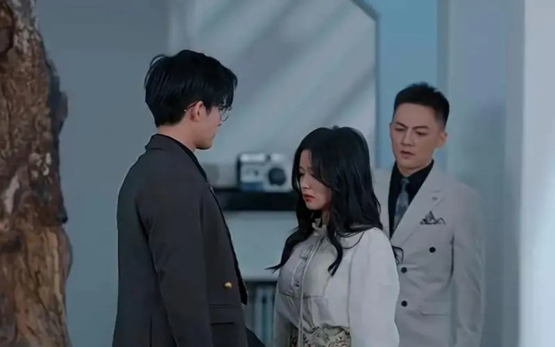 《假面情人》：爱情的伪装与心碎，当真心被谎言掩埋，救赎之路何在？